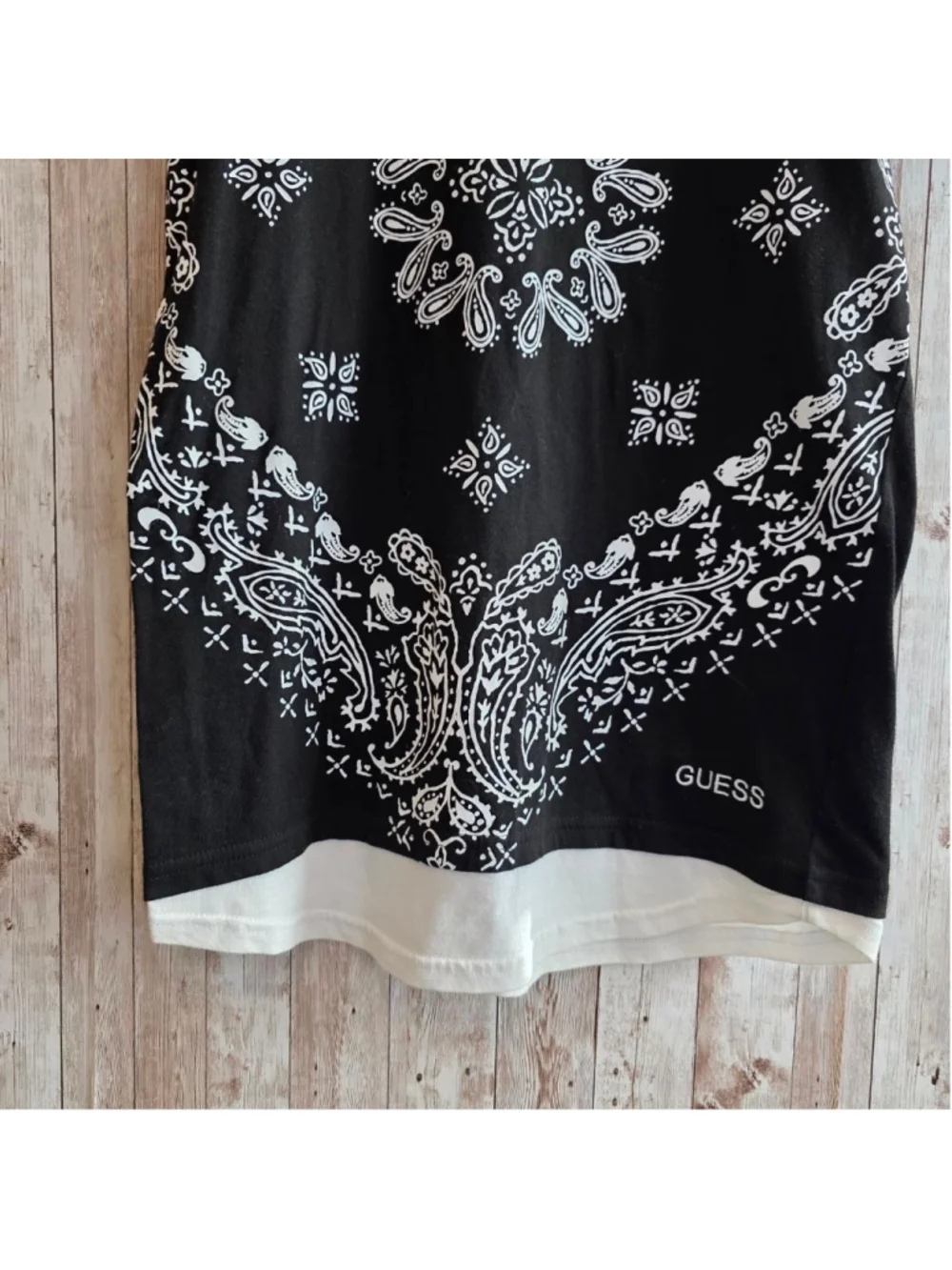 Men's GUESS Black and White Bandana Print Short Sleeve Tee XS - Picture 5 of 6